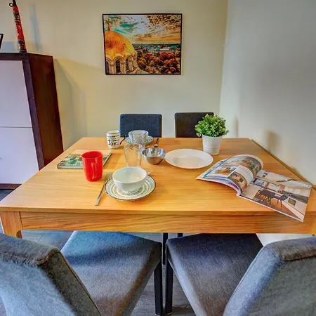 1bd Nest In The Heart Of A Traditional Apartment